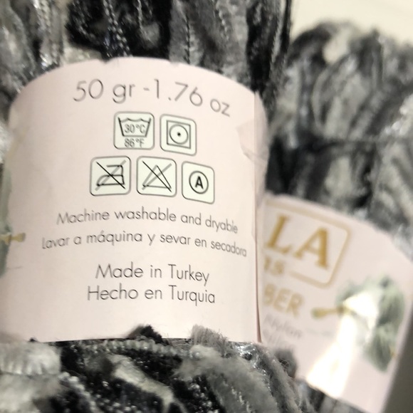 8 SKEINS SPECIALTY YARN. NEW - Picture 4 of 4